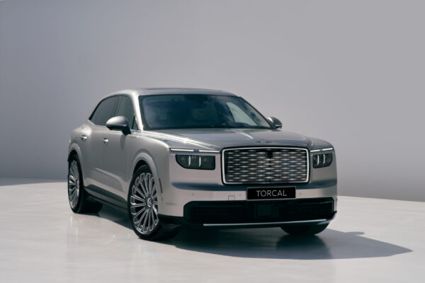 Bentley Torcal Elektro-SUV in Silber, schräge Frontansicht im Studio