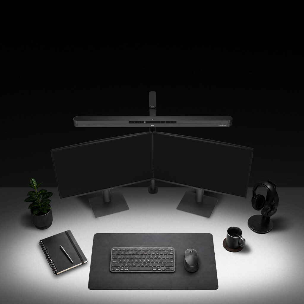 BenQ ScreenBar Max über zwei Monitoren auf dunklem Dual-Monitor-Arbeitsplatz-Setup