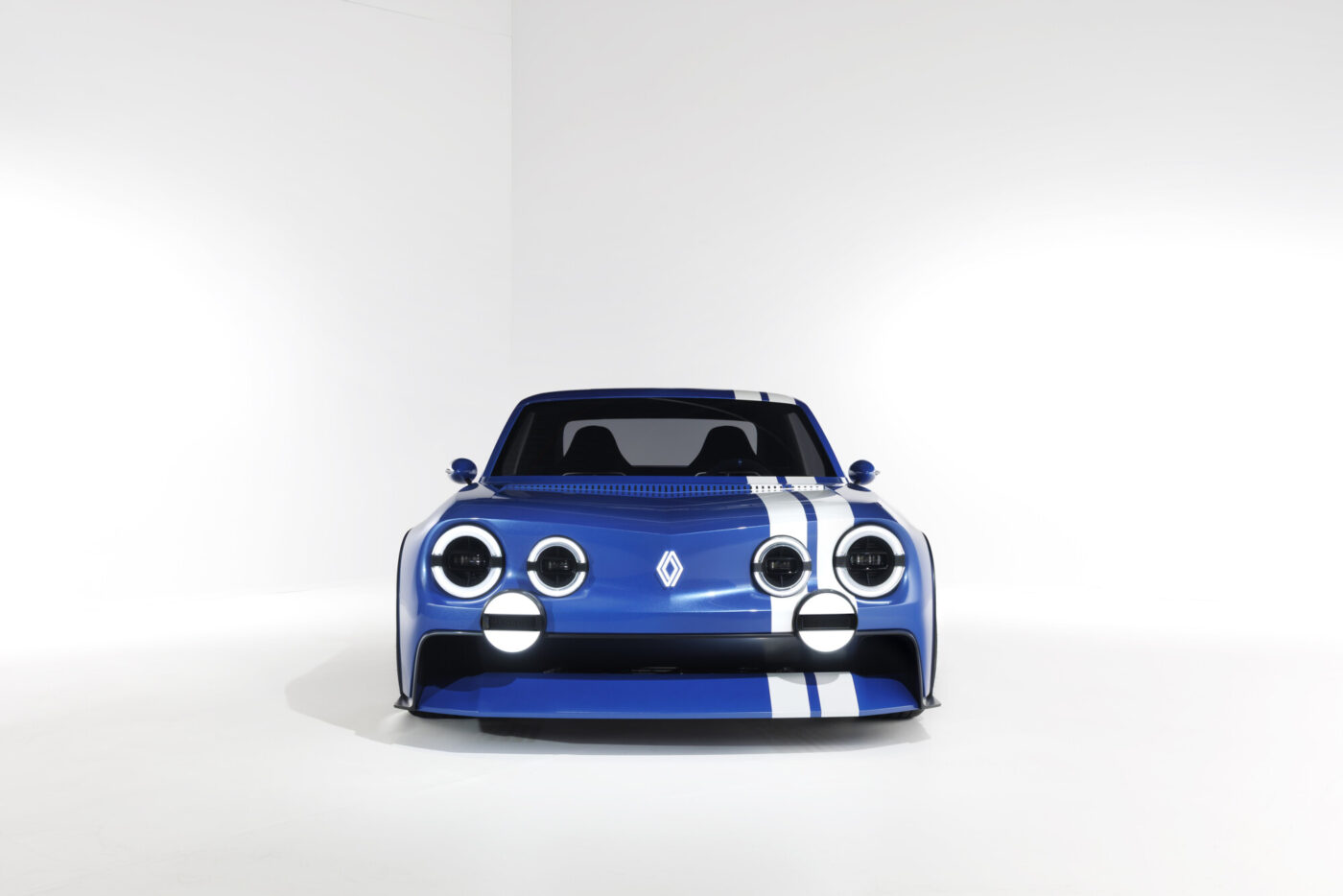 Renault 8 Gordini Concept frontal: blaues Elektro-Coupé mit weißen Doppelstreifen und vier Rundscheinwerfern