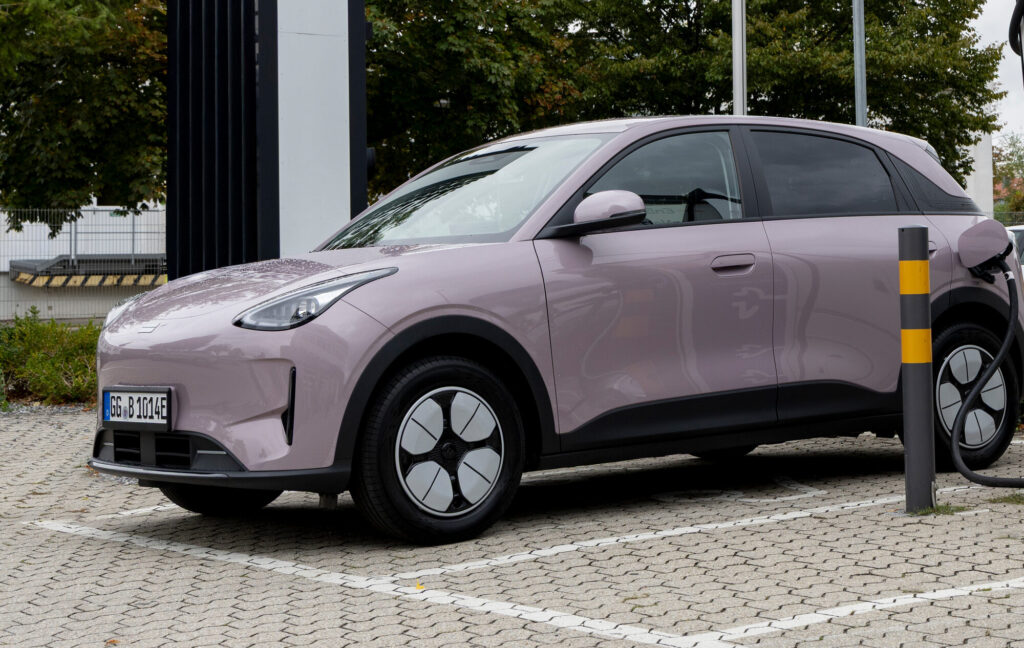 Geely E2 an der Ladesaeule