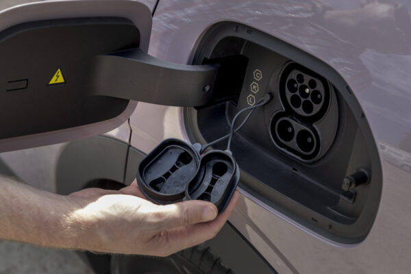 Ladeanschluss des Geely E2 mit Typ-2- und CCS-Buchse