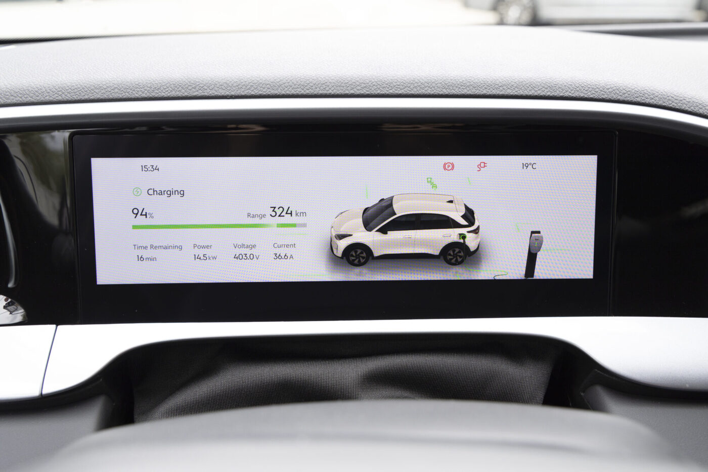Kombiinstrument des Geely E2 zeigt beim Laden 94 Prozent, 14,5 kW und 16 Minuten Restzeit