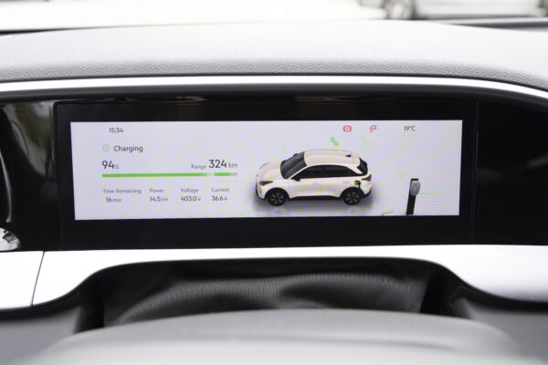 Kombiinstrument des Geely E2 zeigt beim Laden 94 Prozent, 14,5 kW und 16 Minuten Restzeit