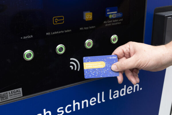 Bezahlen an der Ladesaeule mit Ladekarte