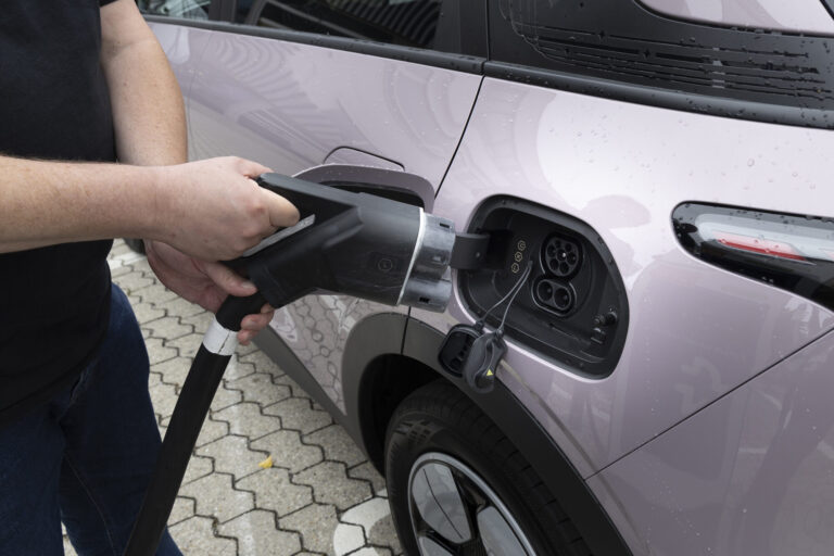 Ladekabel wird in den Ladeport des Geely E2 gesteckt