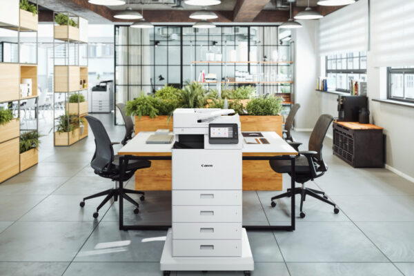 Canon imageFORCE C1700-Serie als Standgerät mit vier Kassetten in modernem Büro