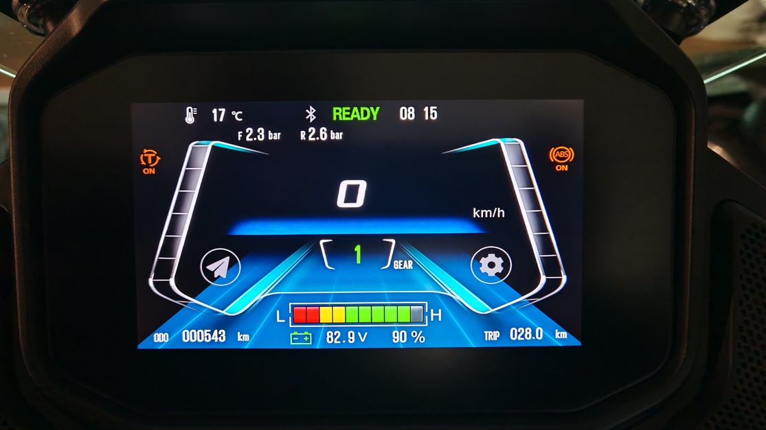 Digitales Armaturendisplay des Trinity Saturn GT300 mit Tacho, Batteriestand 90 % und Reifendruckanzeige