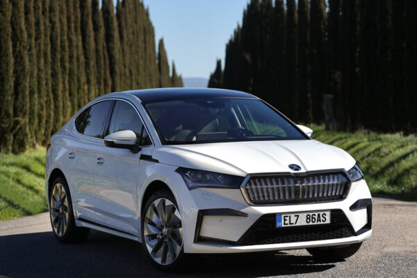 Škoda Enyaq Coupé iV in Weiß auf Allee-Straße – Elektro-SUV auf dem wachsenden Gebrauchtmarkt