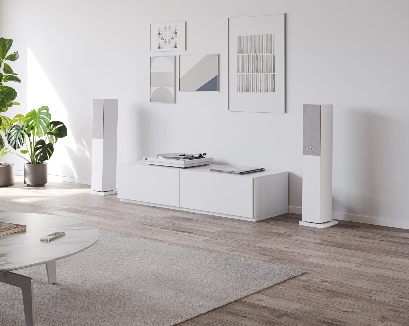 Audio Pro Standlautsprecher links und rechts eines weißen Sideboards mit Pro-Ject Plattenspieler im Wohnzimmer