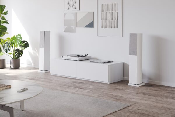Audio Pro Standlautsprecher links und rechts eines weißen Sideboards mit Pro-Ject Plattenspieler im Wohnzimmer