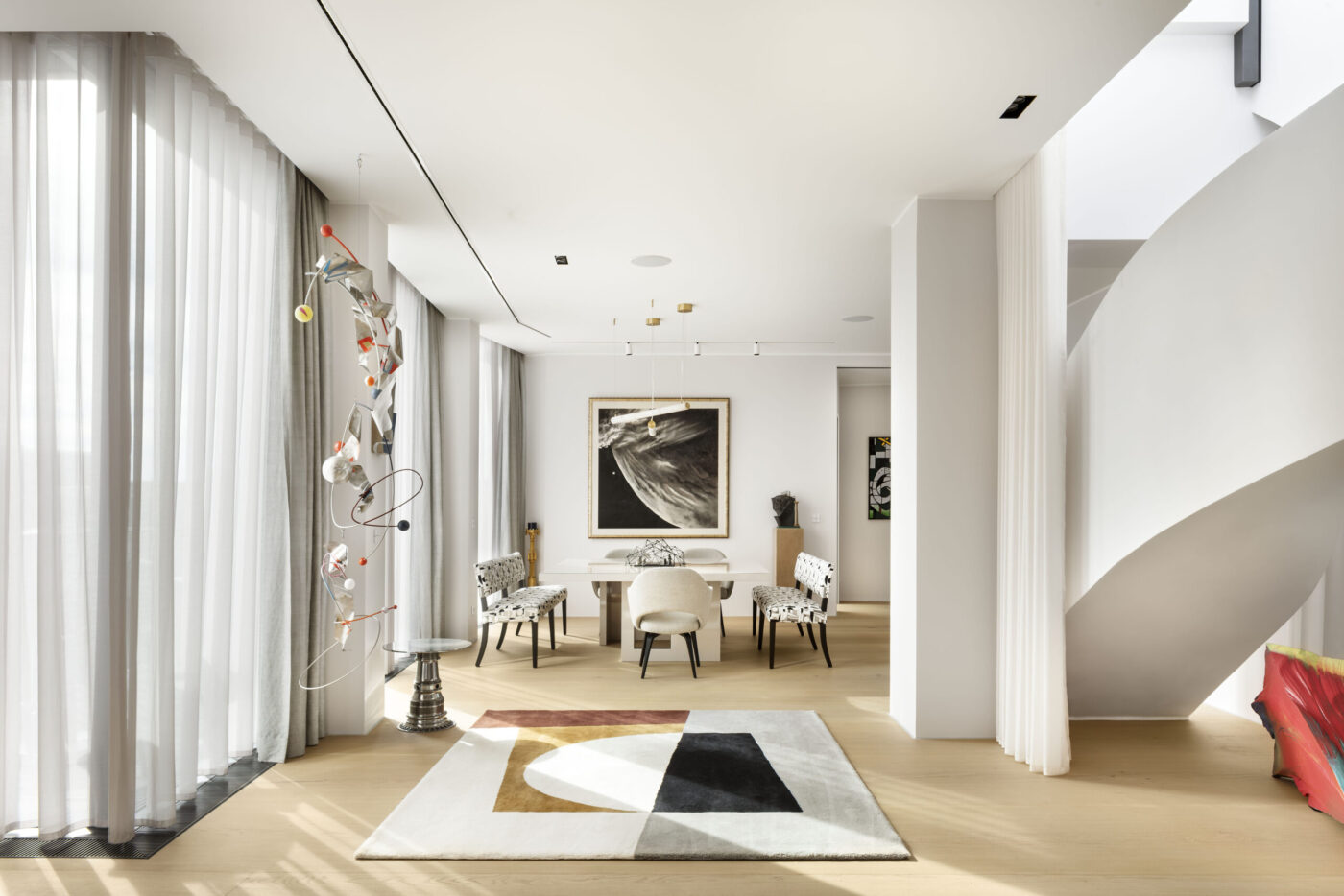 Lichtdurchfluteter Wohn-Essbereich im denkmalgeschützten Berliner Penthouse mit Designermöbeln und Kunstobjekten