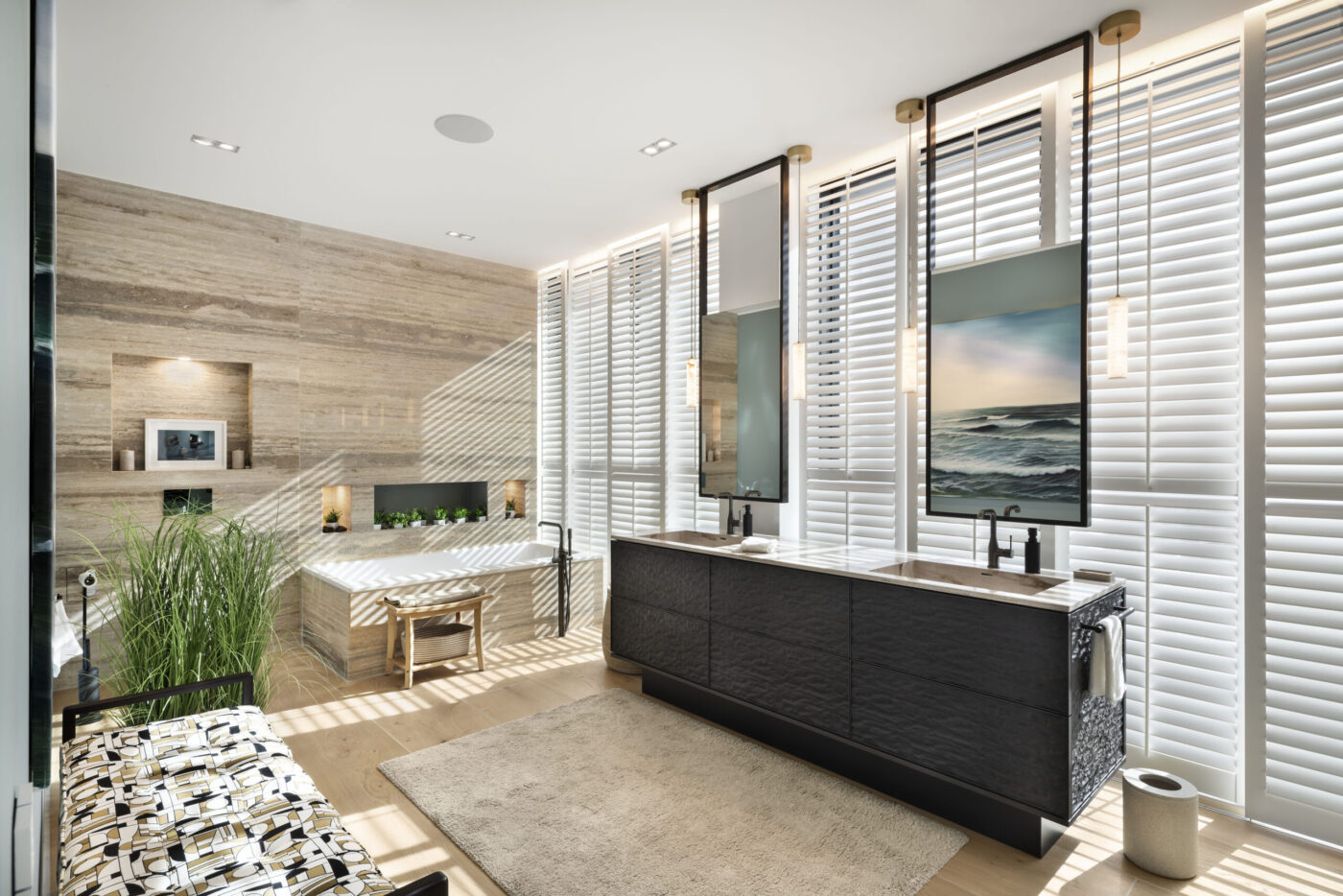 Großzügiges Luxus-Badezimmer mit dunklem Doppelwaschtisch, freistehender Wanne und weißen Fensterläden