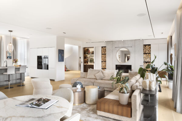Offenes Berliner Penthouse-Wohnzimmer mit Deckenlautsprechern, Kamin und integrierter KNX-Steuerung