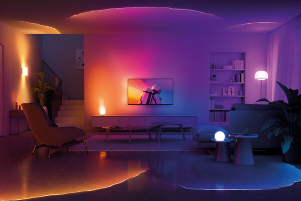 Wohnzimmer mit Philips AmbiScape: TV mit Ambilight synchronisiert smarte Leuchten in Orange, Lila und Blau