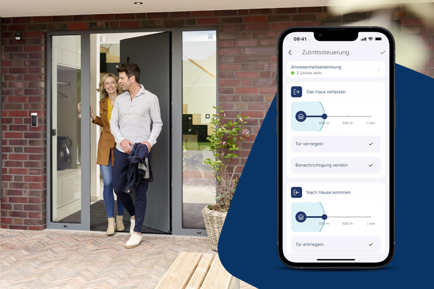 Paar verlässt Haus, daneben Homematic IP App 3.9.13 mit Geofencing-Zutrittssteuerung