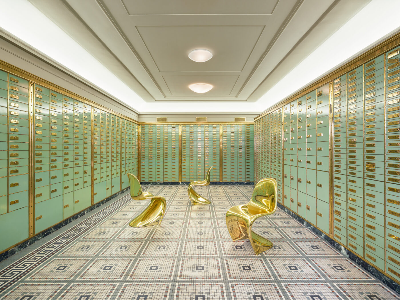Drei goldene Panton Chairs Classic Edition in einem Bankgewölbe mit mintgrünen Schließfächern
