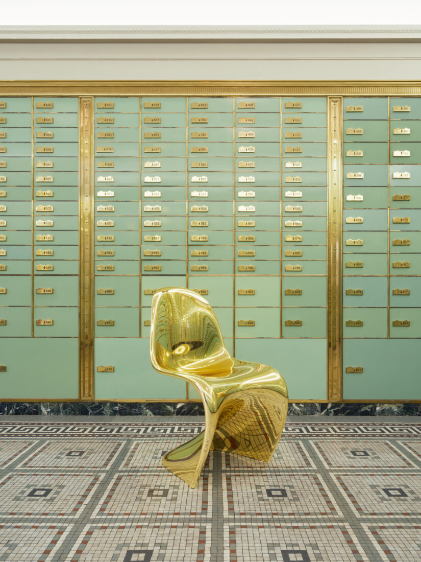 Goldener Panton Chair Classic-Edition vor mintgrüner Schließfachwand auf historischem Mosaikboden