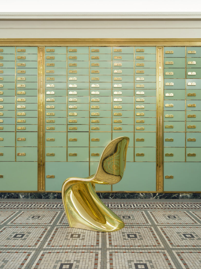 Panton Chair Classic Edition in Gold vor mintgrüner Schließfachwand auf geometrischem Mosaikboden