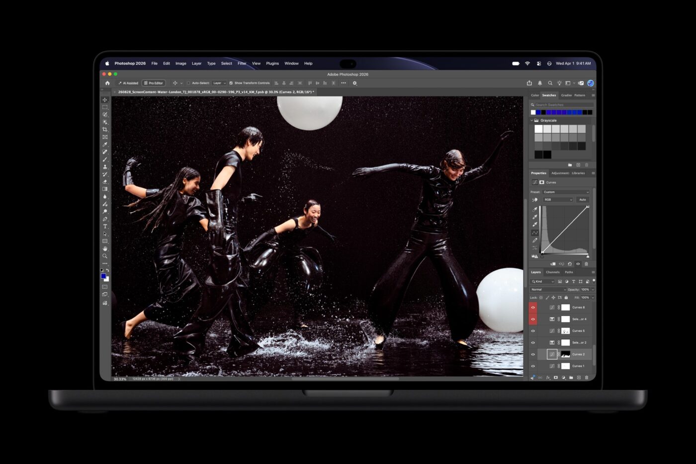 Apple MacBook Pro mit Photoshop 2026 auf dem PROLED XDR Display – dramatische Tanzszene in der Bildbearbeitung
