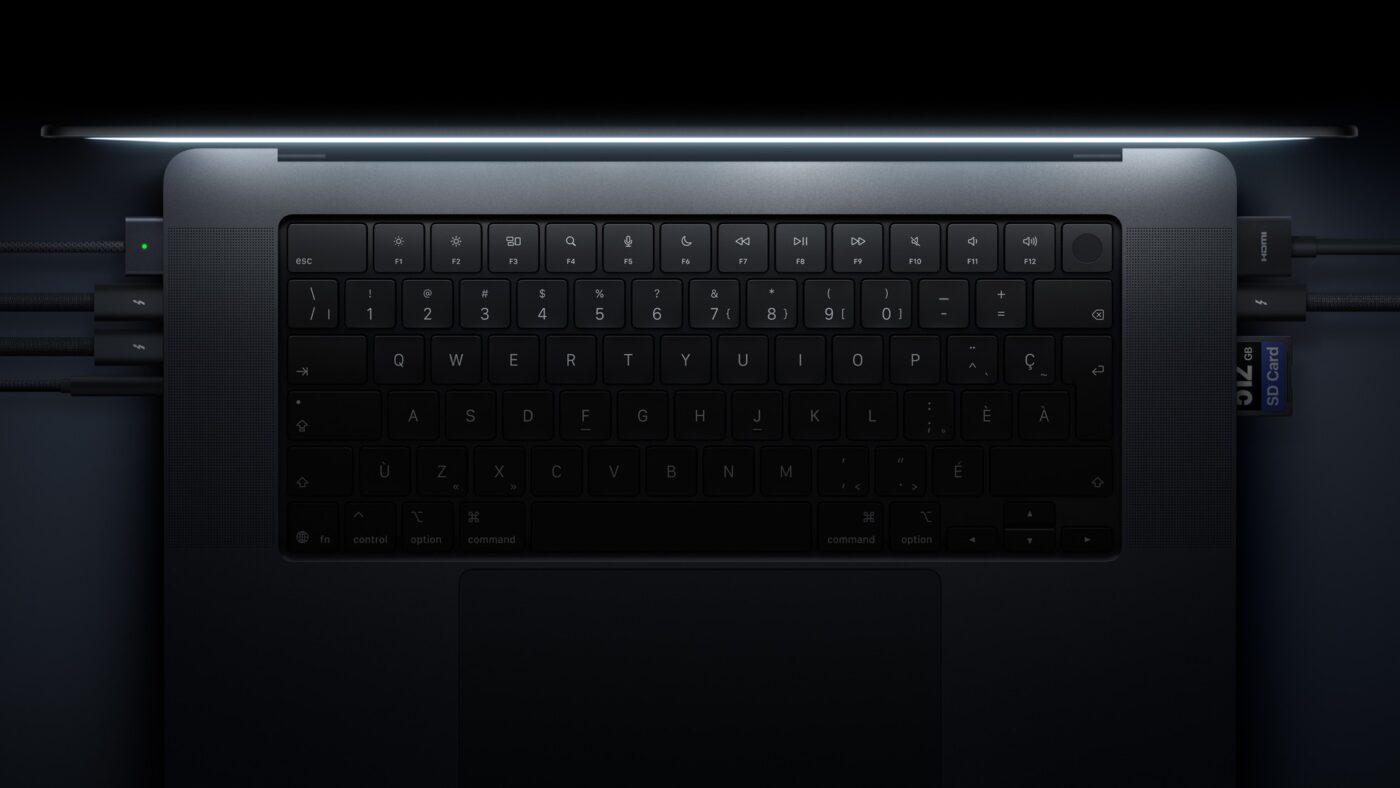 Apple MacBook Pro Tastatur von oben, Space Grau, mit sichtbarem HDMI-Port und SD-Card-Slot