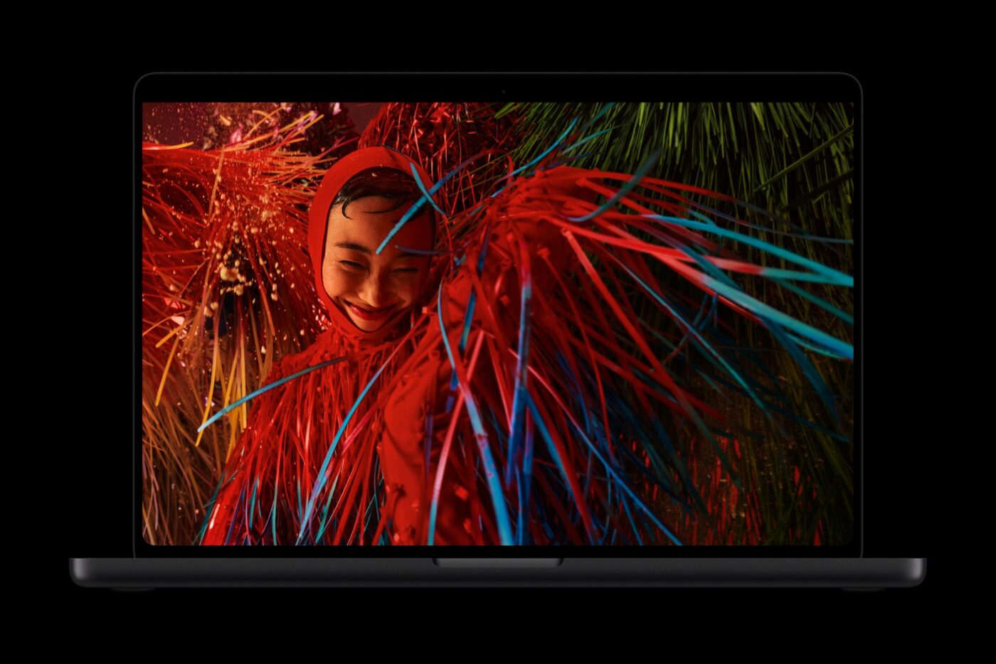 Apple MacBook Pro mit PROLED XDR Display, das eine farbintensive Szene in Rot und Cyan zeigt