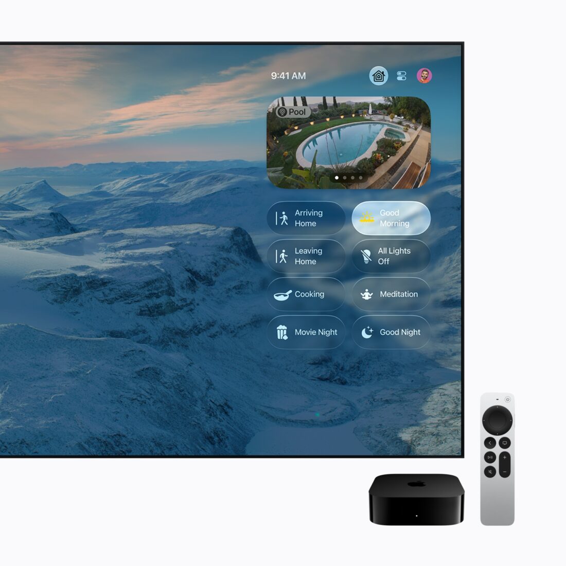 Fernseher mit Kamerabild und Szenen der Home App, davor Apple TV 4K und Siri Remote