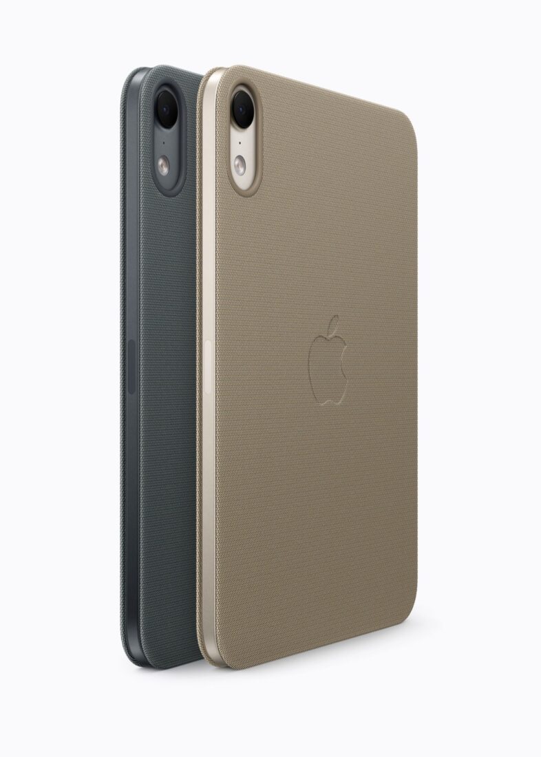 Apple iPad mini in zwei FineWoven-Hüllen – Beige und Dunkelgrau – stehend, Rückansicht