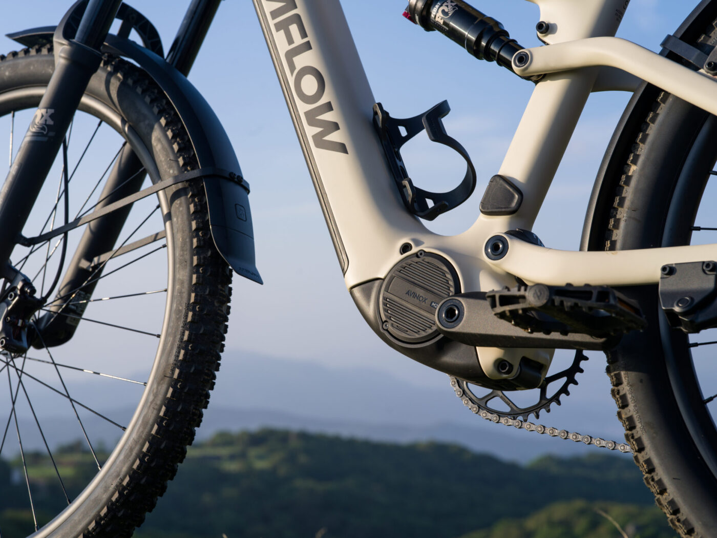 Avinox-M2-Mittelmotor am beigen Carbonrahmen des Amflow TL Carbon vor Panoramalandschaft