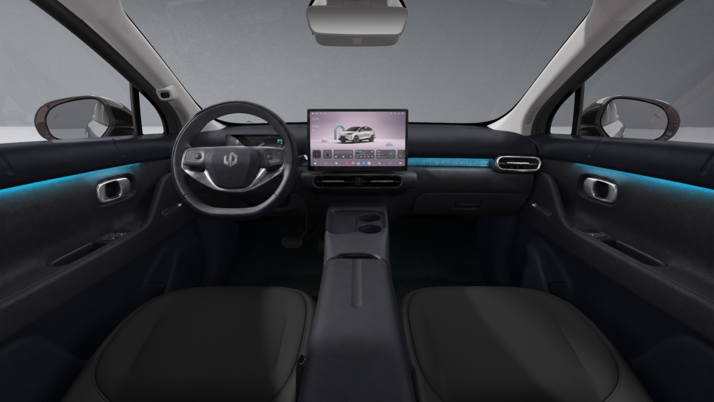 Cockpit des Leapmotor B03 mit zentralem Touchscreen und türkisem Ambientelicht