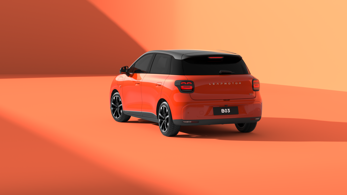 Leapmotor B03 Elektro-Hatchback in Orange, Heckansicht mit schwarzem Kontrastdach