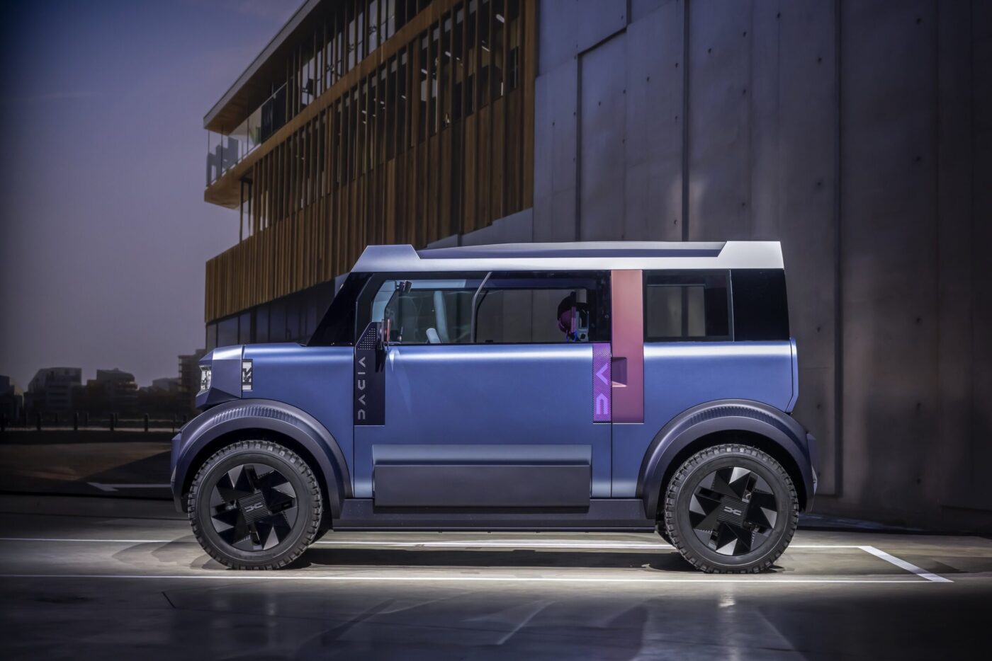 Dacia Hipster Konzeptfahrzeug, würfelförmiges blaues L7e-Elektroauto, Seitenansicht vor Gebäude