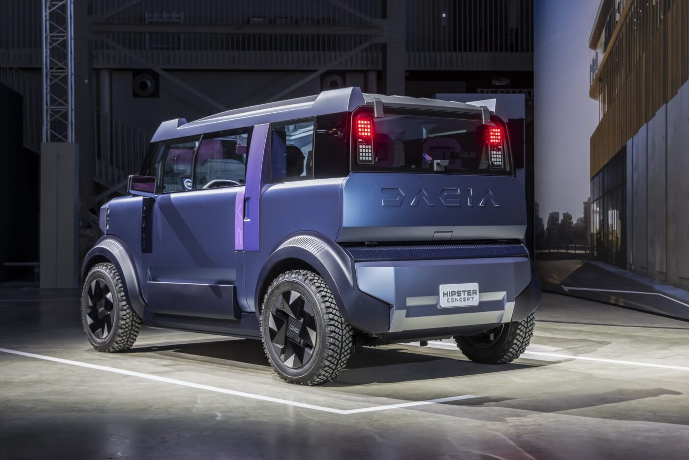 Dacia Hipster Concept in Matteblau, Heckansicht mit LED-Rückleuchten und Geländereifen
