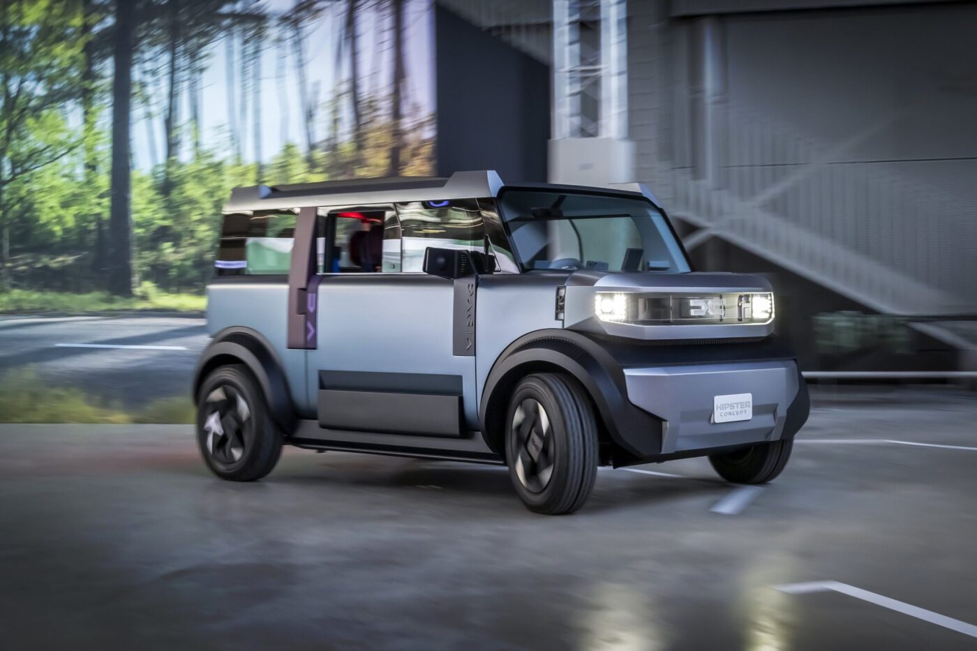 Dacia Hipster Concept fährt auf einem Parkplatz – kubisches Elektro-Leichtfahrzeug in Silber-Grau