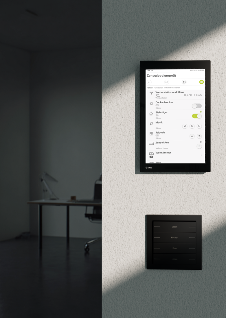 Gira G1 Touchpanel mit Smart-Home-Menü und Gira Tastsensor 4 an Bürowand montiert