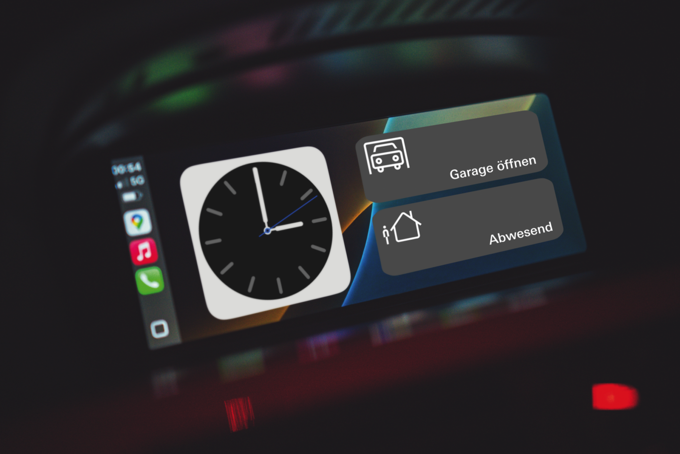 Gira Smart Home App in Apple CarPlay mit Schaltflächen „Garage öffnen" und „Abwesend"