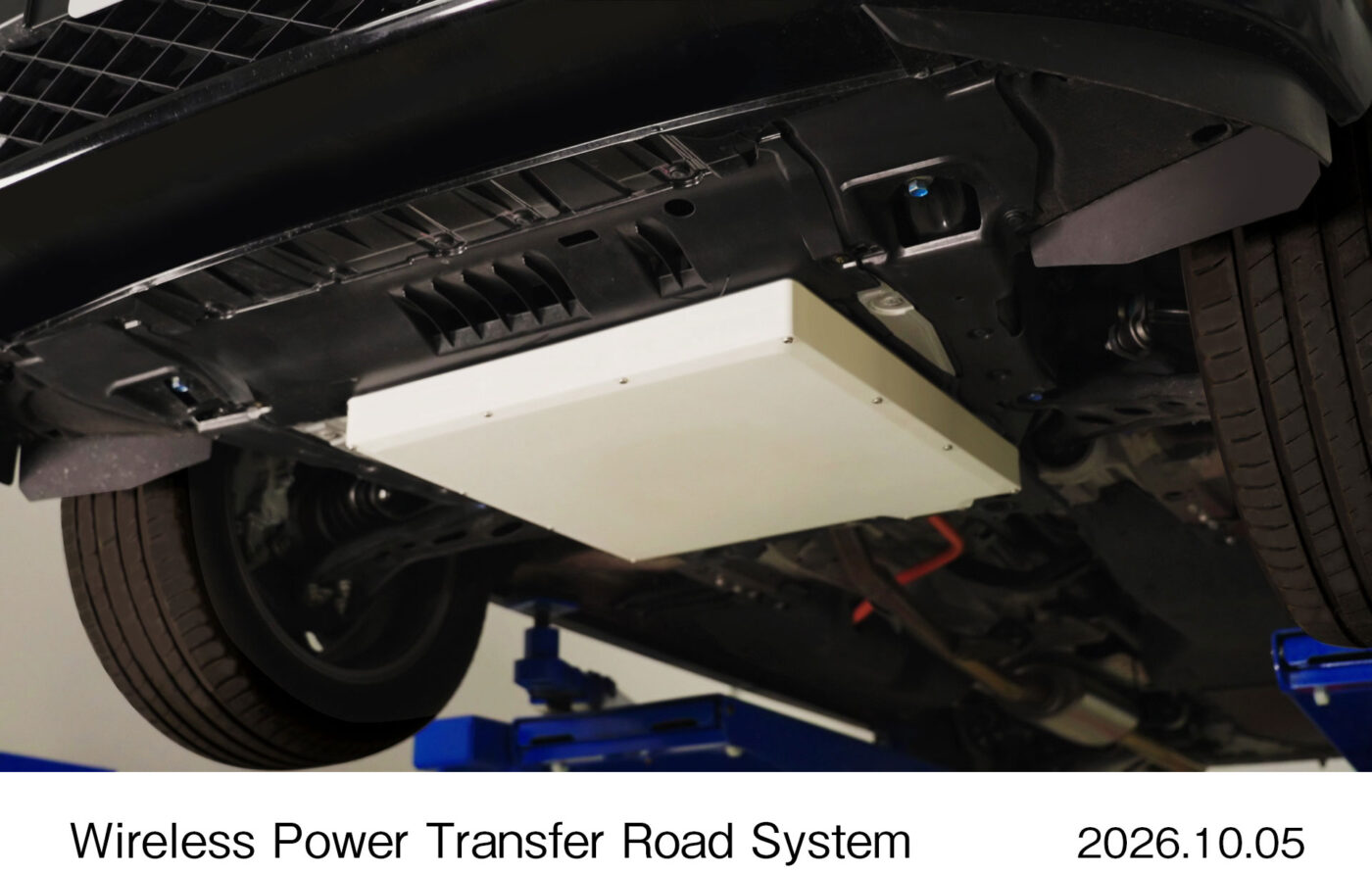 Empfangsspule des Honda Wireless Power Transfer Road Systems am Fahrzeugunterboden