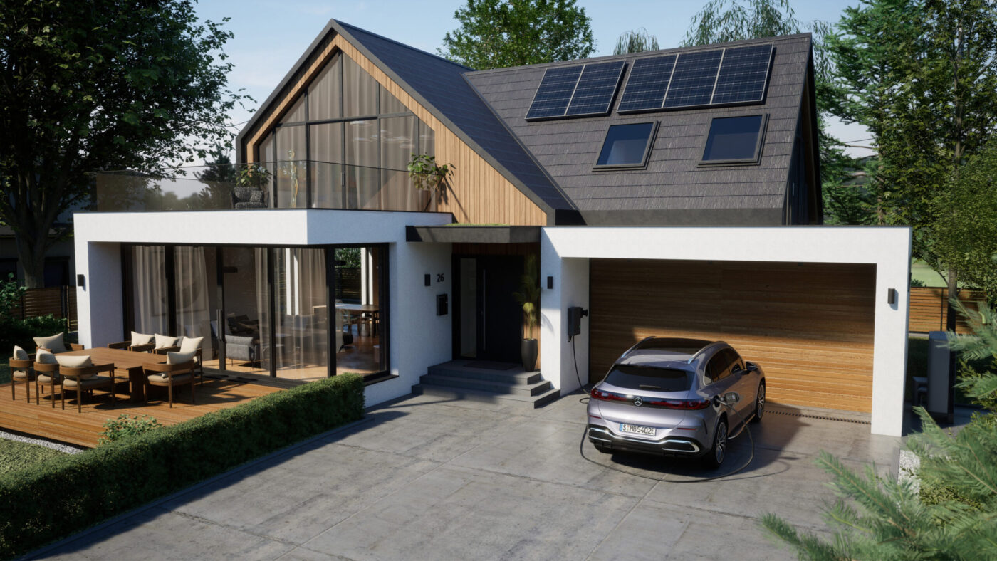 Mercedes-Benz Elektro-SUV lädt per Wallbox vor modernem Einfamilienhaus mit Solaranlage