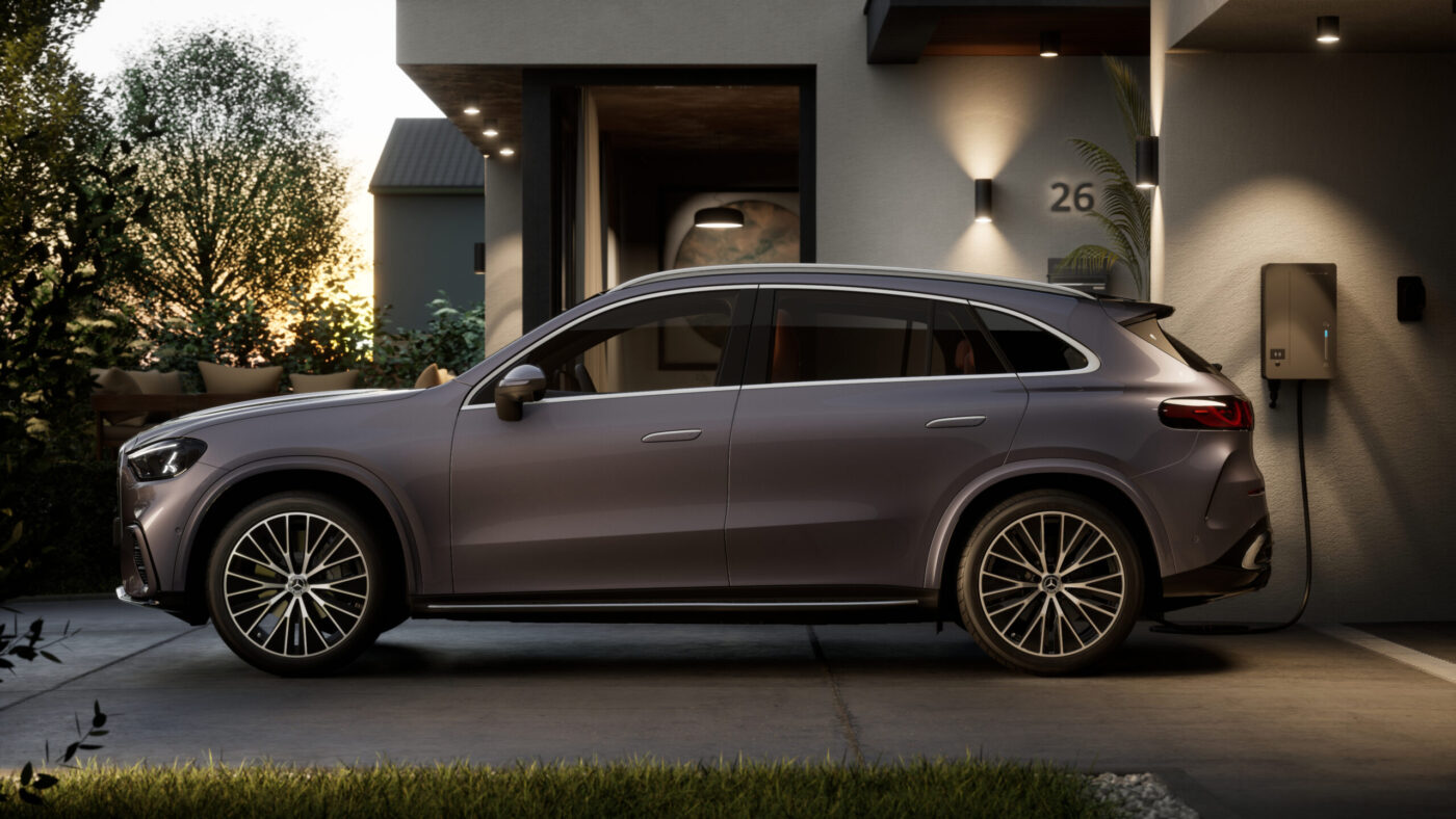 Mercedes-Benz Elektro-SUV lädt per Vehicle-to-Grid-Wallbox an privatem Wohnhaus