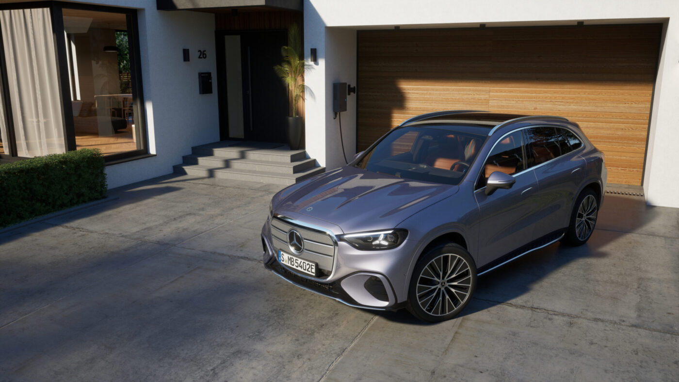 Mercedes-Benz GLC PHEV in Grau-Metallic vor Einfamilienhaus, an Wallbox angeschlossen