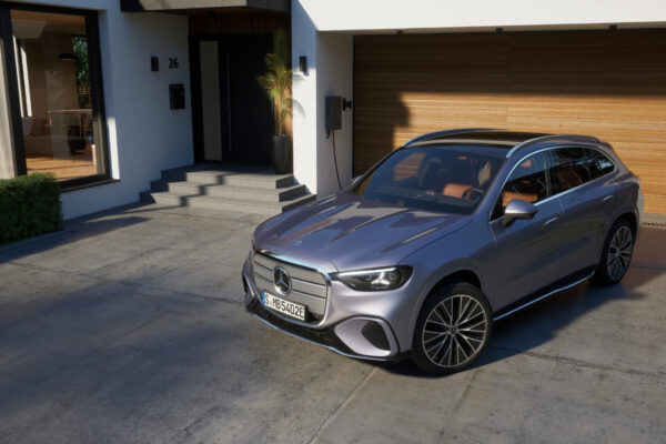 Mercedes-Benz GLC PHEV in Grau-Metallic vor Einfamilienhaus, an Wallbox angeschlossen