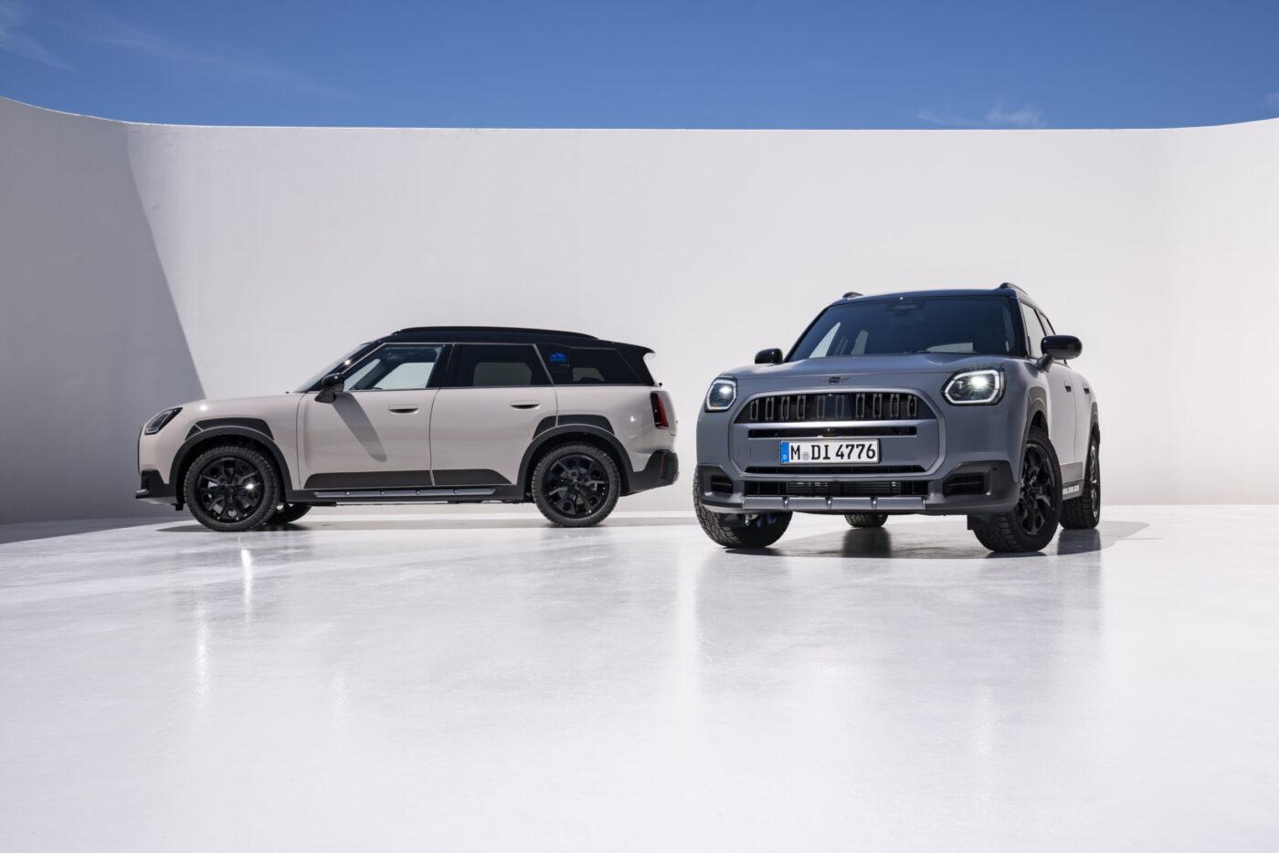 MINI Countryman Untamed Edition in Beige (Seite) und Grau (Front) mit All-Terrain-Reifen und Dark-Steel-Akzenten