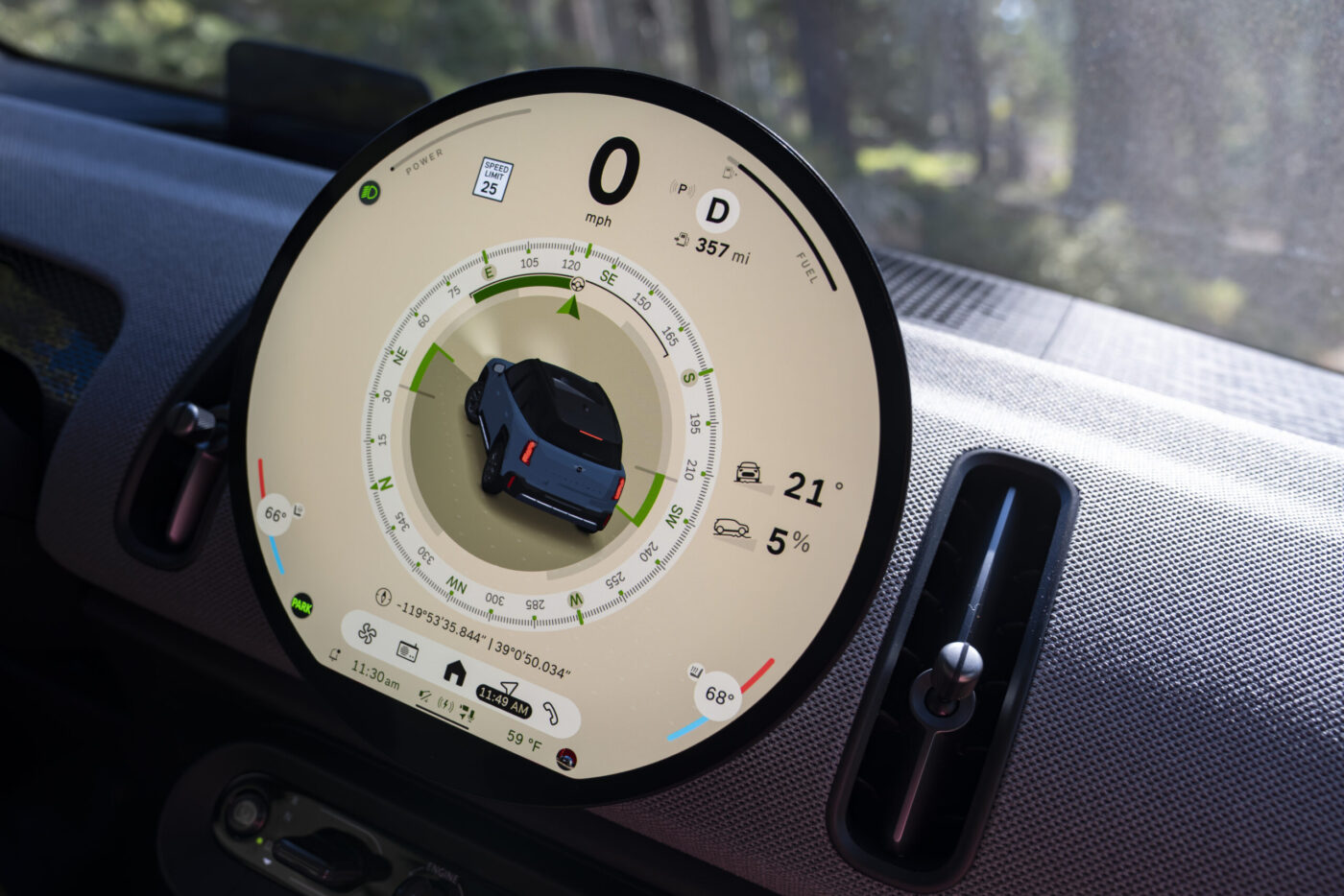 Rundes MINI-Kombiinstrument mit 3D-Fahrzeugmodell, Kompassring und 357 mi Reichweite