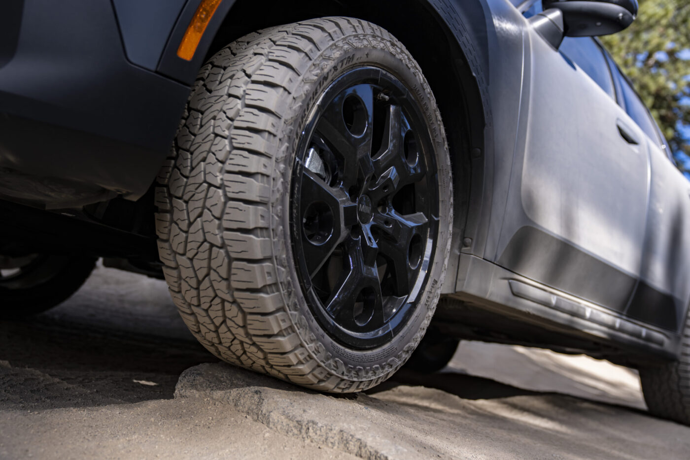 Pirelli Scorpion All-Terrain-Reifen auf schwarzer 19-Zoll-Felge des MINI Countryman Untamed Edition