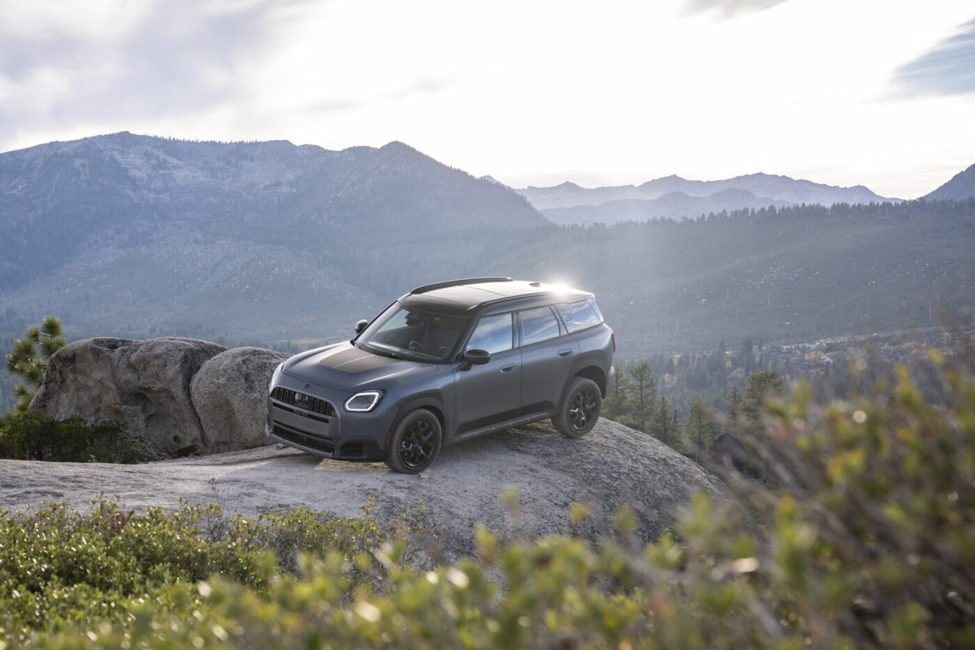MINI Countryman Untamed Edition in Grau auf felsigem Berggipfel mit Gebirgspanorama