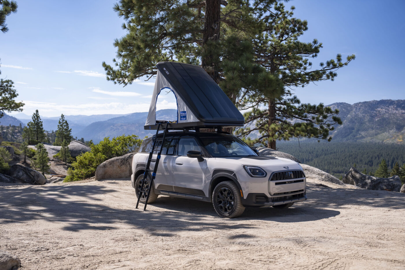 MINI Countryman Untamed Edition mit Autohome-Dachzelt auf Felsplateau vor Bergpanorama