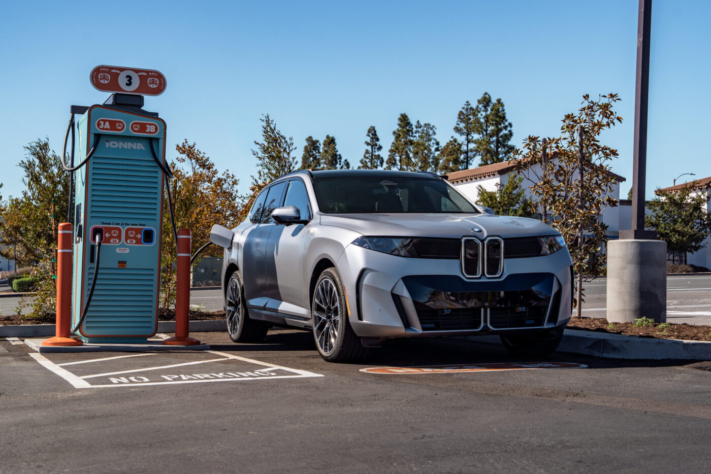 BMW iX5 60 xDrive an IONNA-Schnellladestation in Kalifornien bei Sonnenschein