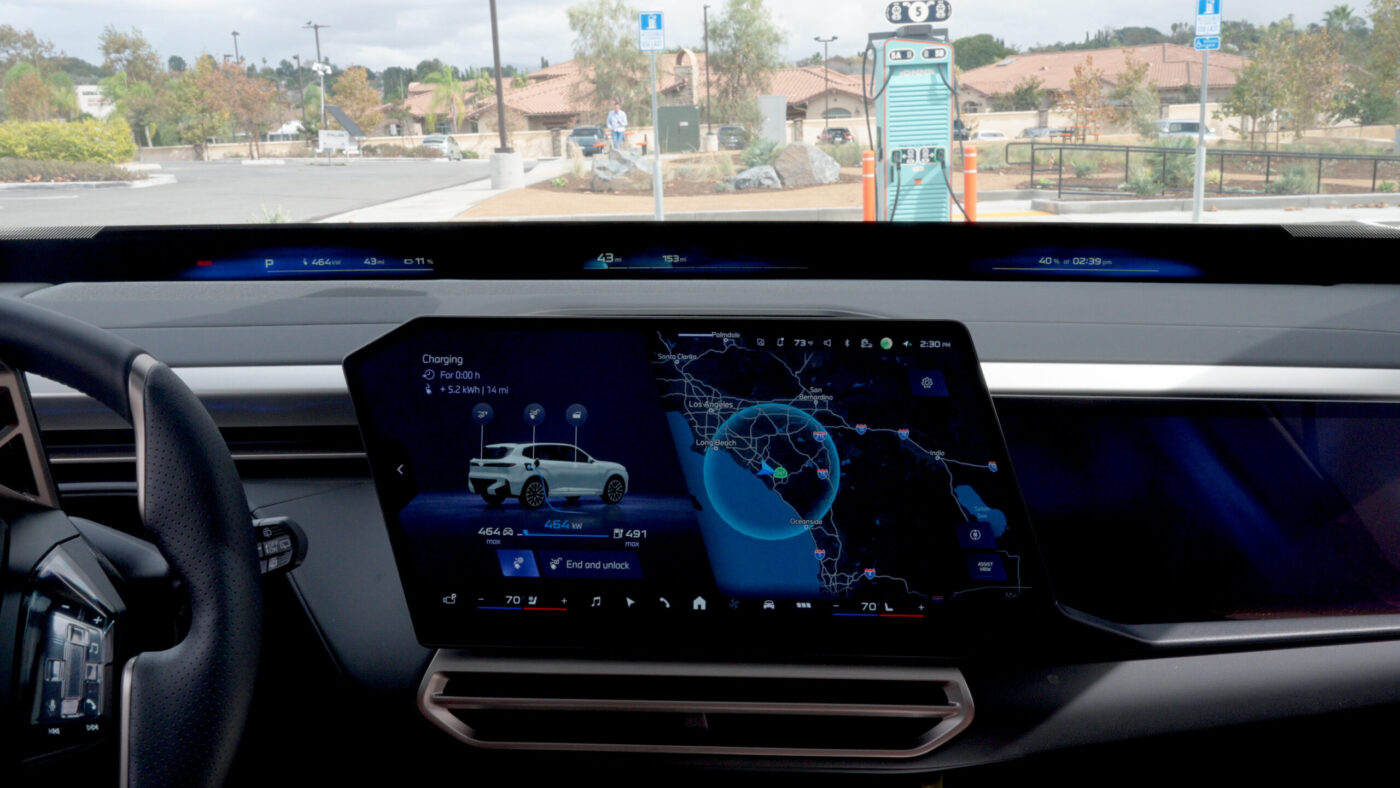 BMW iX5 Cockpit mit Touchscreen: Ladevorgang bei 464 kW, Karte zeigt Reichweite in Südkalifornien