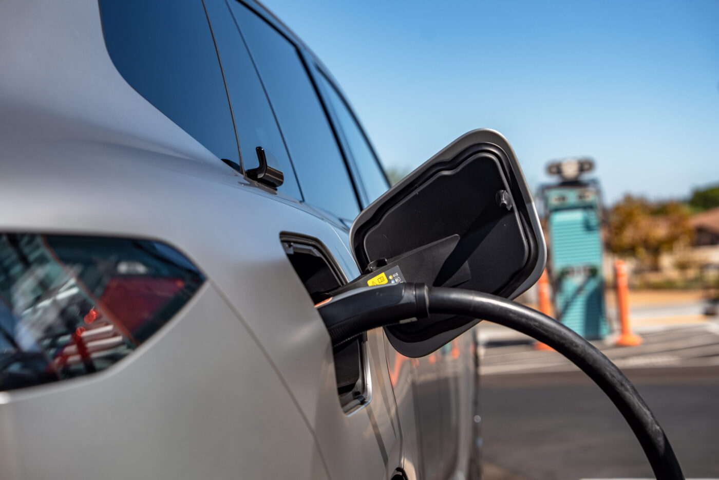 BMW iX5 60 xDrive an Alpitronic-Schnellladesäule im IONNA-Netz in Kalifornien, CCS-Ladestecker eingesteckt