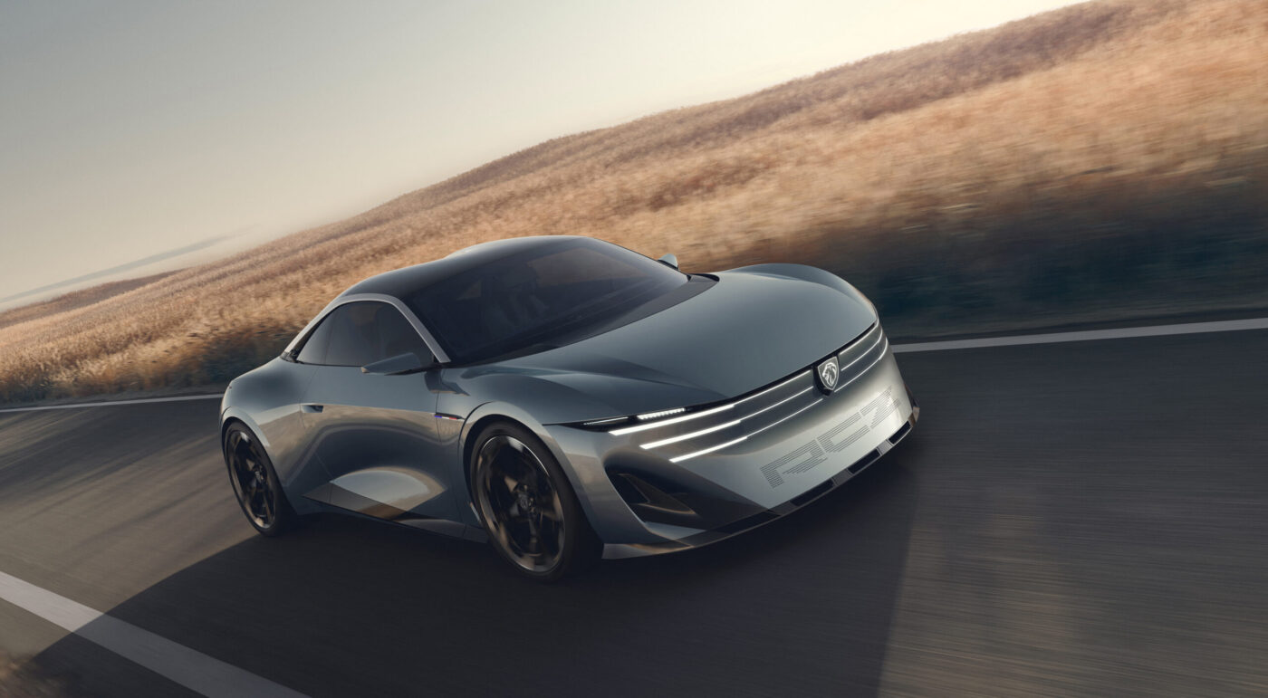 Peugeot RCZ Vision Concept in Silber-Grau fährt dynamisch auf einer Landstraße