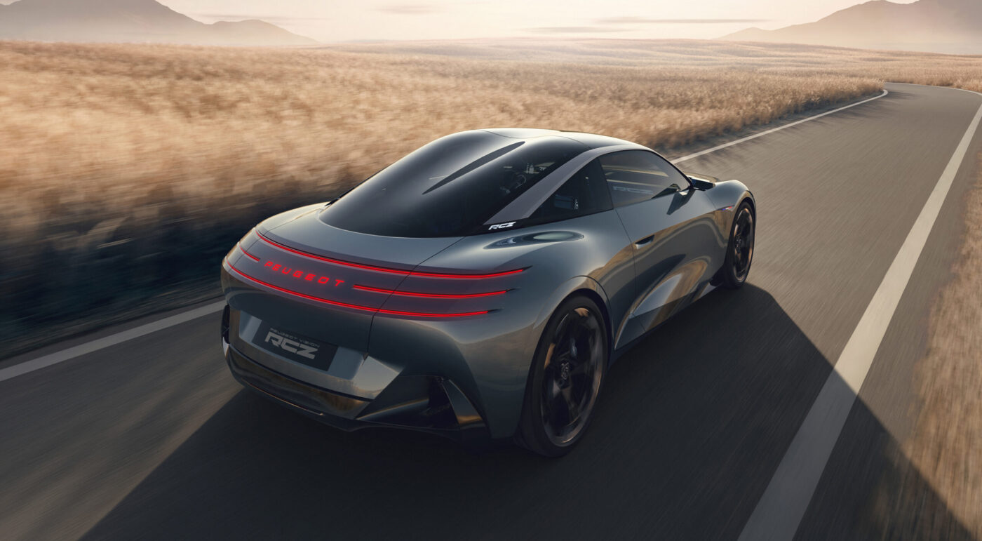 Peugeot RCZ Vision Konzeptcoupé, Heck mit rotem LED-Band und PEUGEOT-Schriftzug, fahrend auf Landstraße